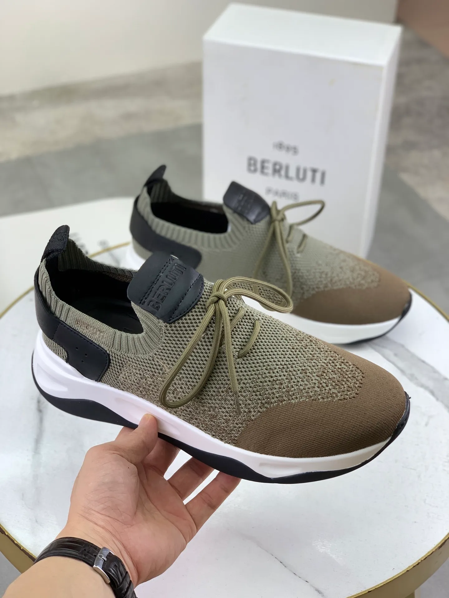 Factory price P680 💰Top purchasing quality💎💎Berlut* France's top men's shoes, the Berluti brand broke the rules in its debut and launched a new Edge shoe last. This model is hand-crafted with exquisite and fashionable fly-woven cowhide, a water-dyed cowhide lining, and an original color-blocked lightweight and wear-resistant rubber sole. This bold improvement of the iconic shoe last is of great significance to the creative work of its unique shape and edge width. On Alessandro shoes, this sharp-edged silhouette is made more see-through through Kris' bold and professional new Cloudy dyeing, making it classic and fashionable! Size: 39-45 (38 and 46 sizes can be customized)